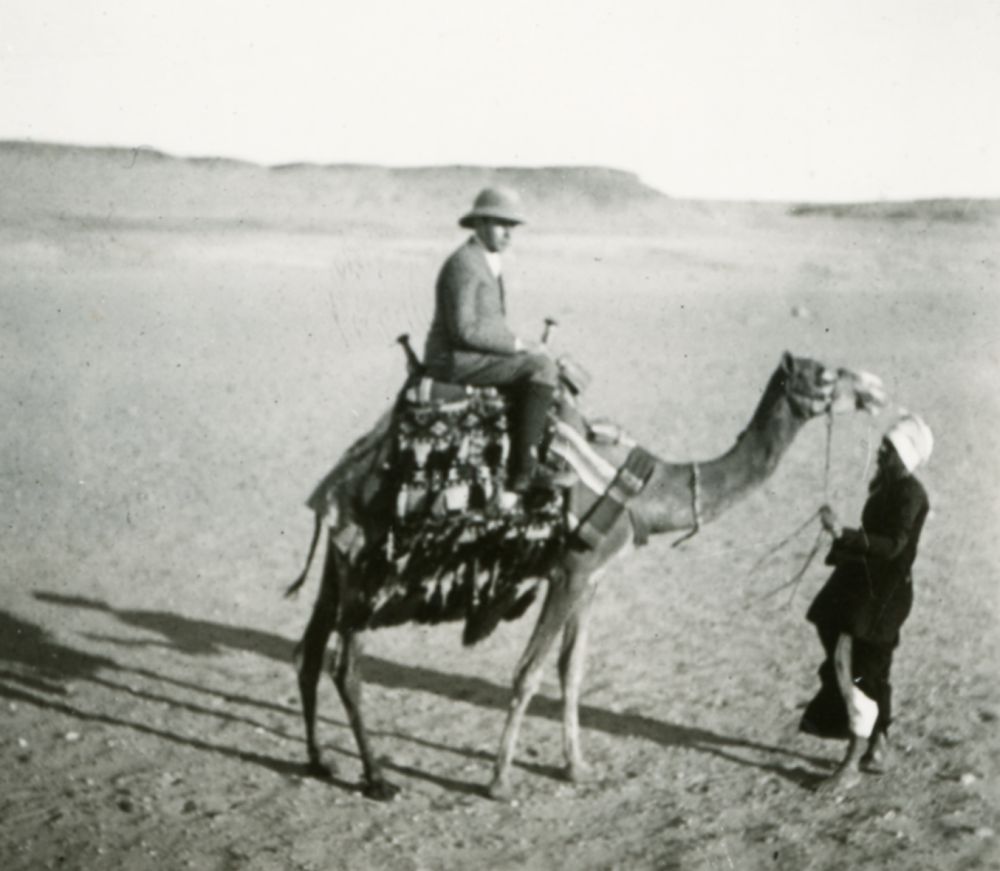 Walery Goetel na wielbłądzie na Pustyni Libijskiej, 1925